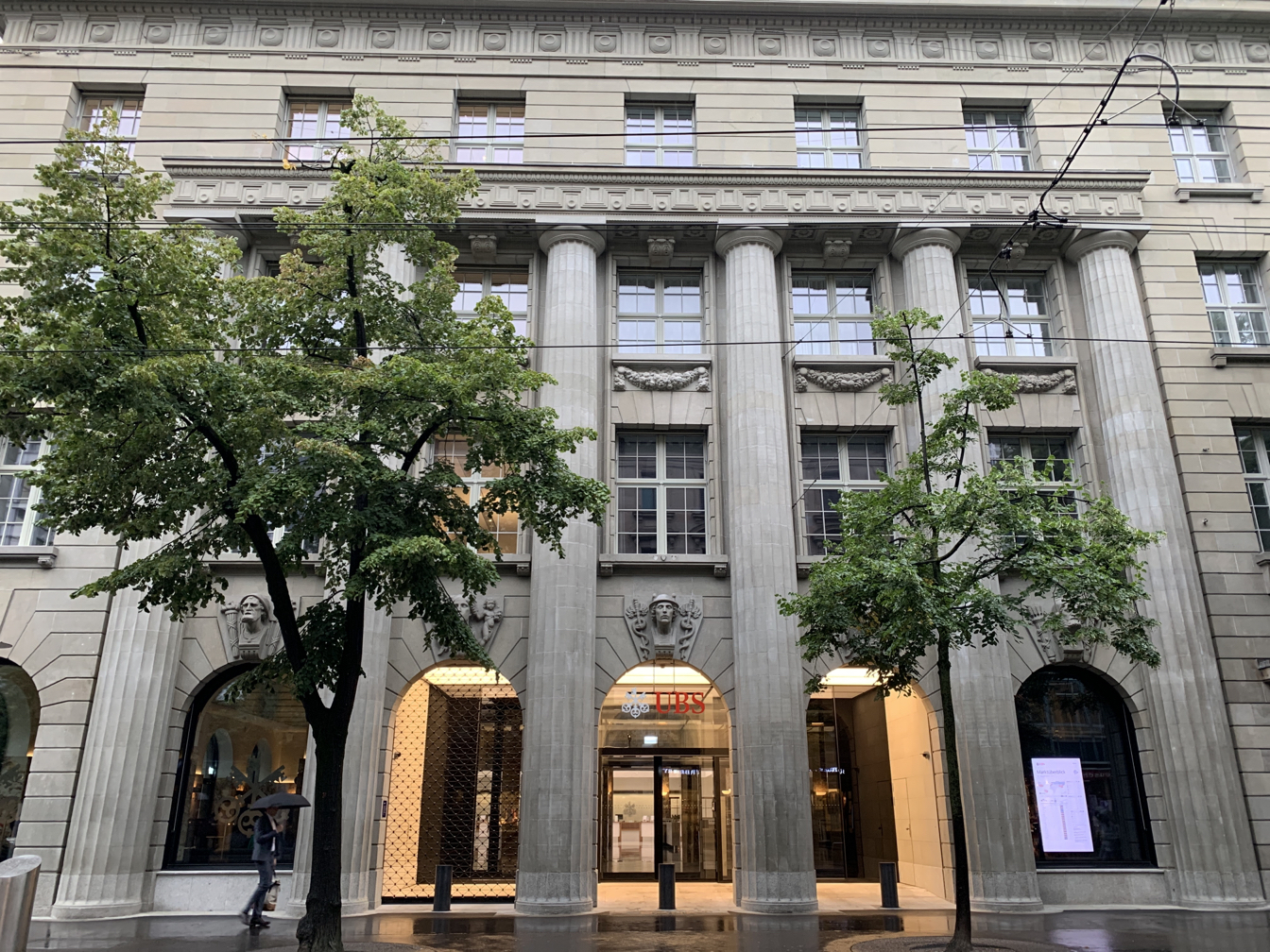 Imagem de referência relacionada a UBS AG, item descrito como banco de investimento multinacional suíço e empresa de serviços financeiros