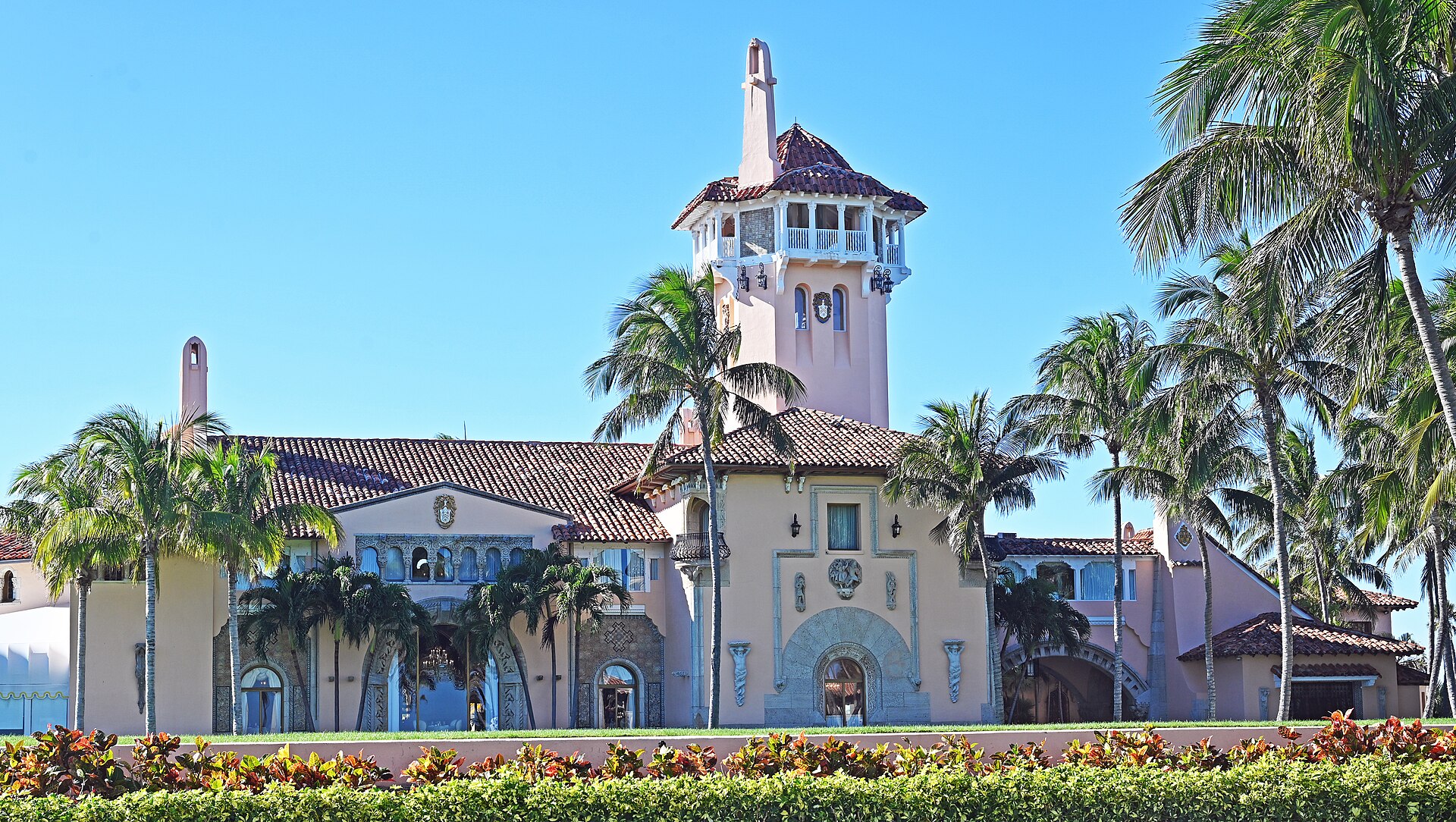 Imagem de referência relacionada a Mar-a-Lago, item descrito como resort de luxo e marco histórico nacional em Palm Beach, Flórida