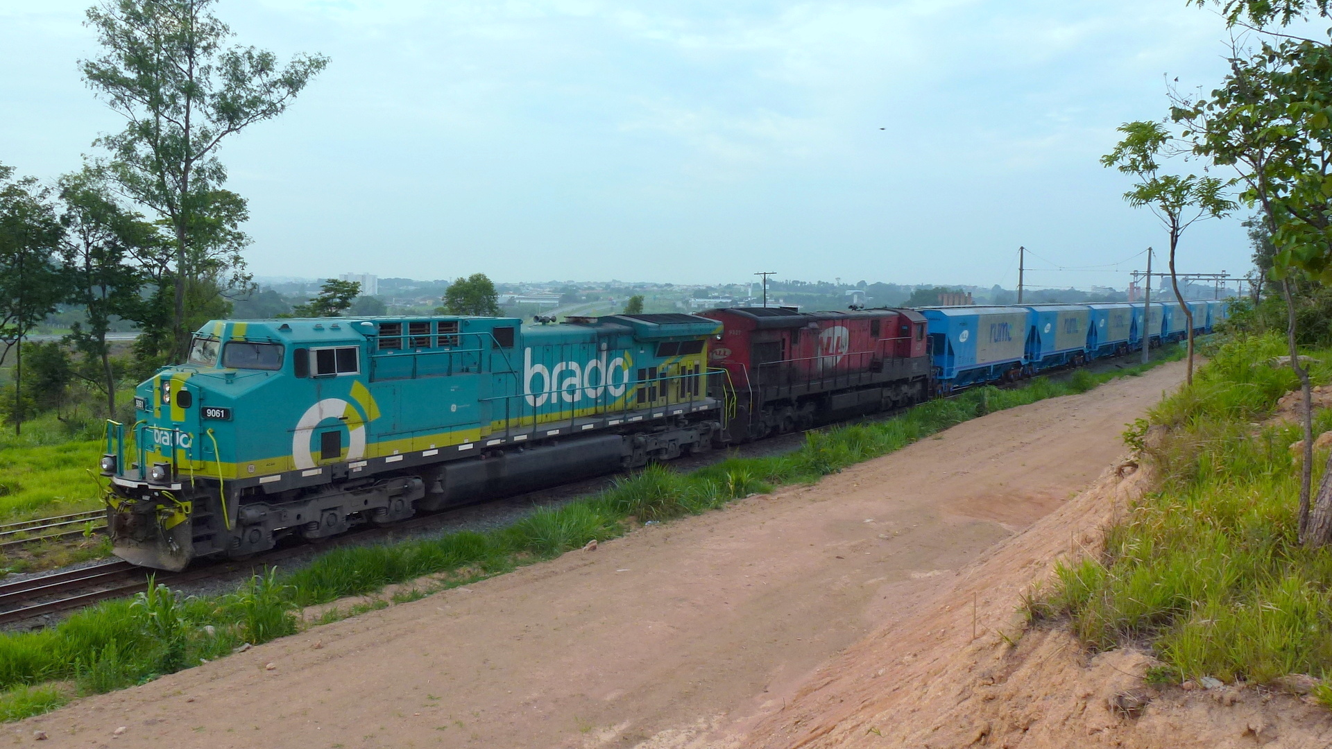 Imagem de referência relacionada a Brado Logística, item descrito como empresa brasileira de transporte ferroviário de contêineres, subsidiária de Rumo