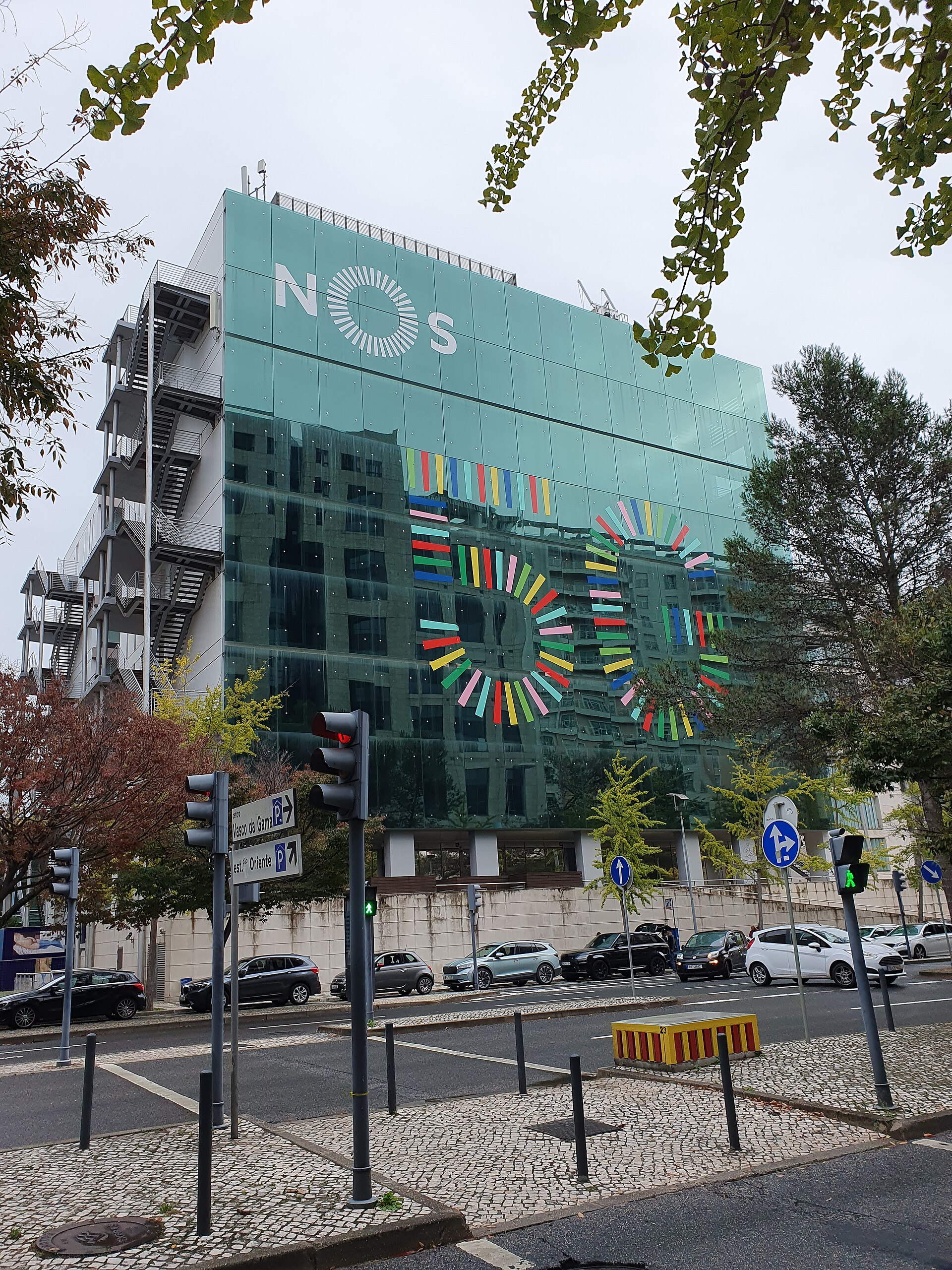 Imagem de referência relacionada a NOS, item descrito como empresa de media e telecomunicações em Portugal