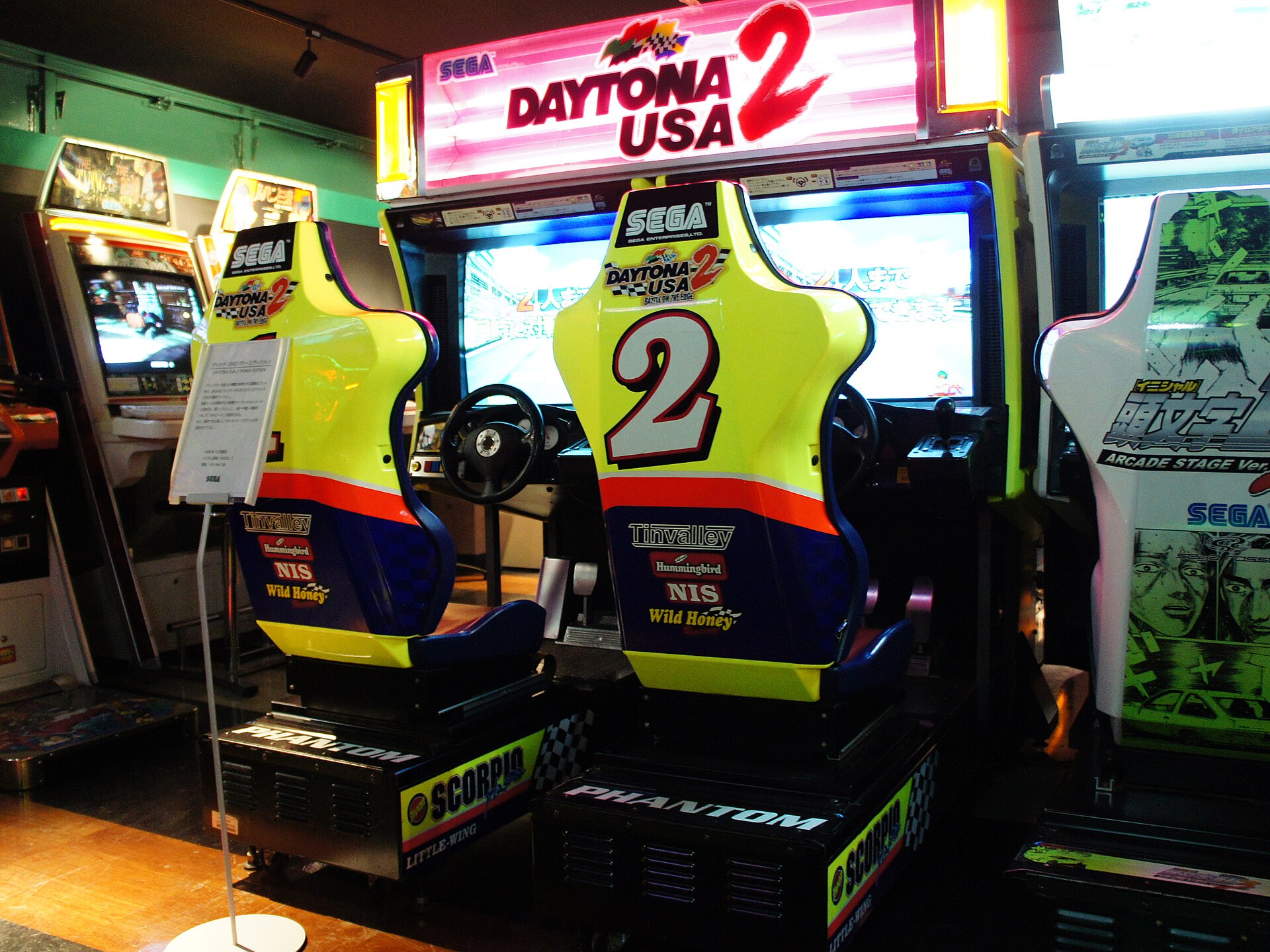 Imagem de referência relacionada a Daytona USA 2, item descrito como jogo eletrônico de 1998