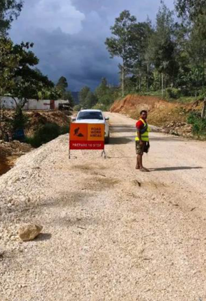 Hela agradece pelas estradas
