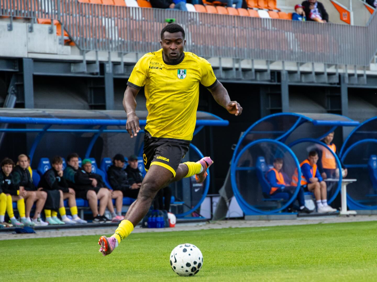 Quem é Ede Oloko, artilheiro que está à frente de Raphinha na corrida pela Chuteira de Ouro