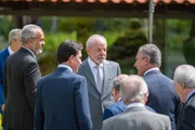 Imagem da matéria: Sem Lula, ministros fazem “confra” para dar gás na campanha; veja bastidor