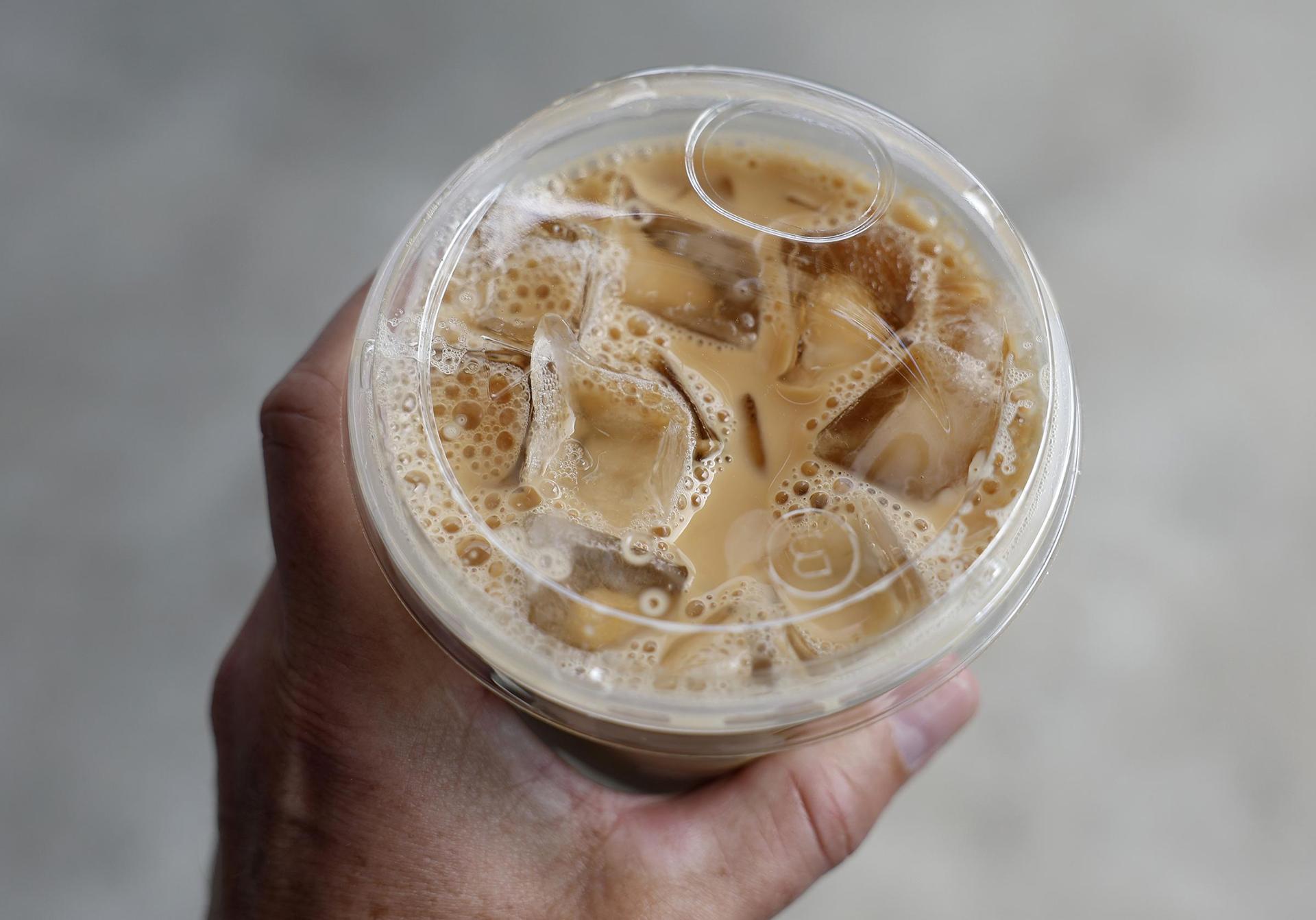 A guerra no local de trabalho pelo café gelado revela um problema maior