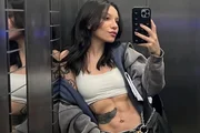 Priscilla Alcântara posa no elevador
