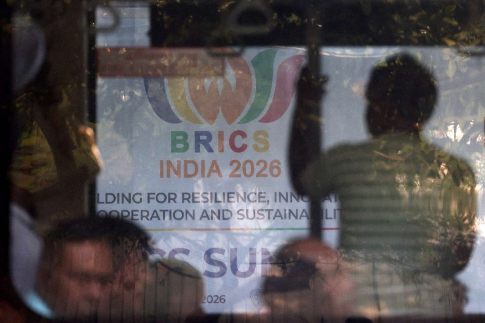 Cartaz sobre c&uacute;pula dos Brics &eacute; visto pela janela de &ocirc;nibus em Nova D&eacute;lhi, &Iacute;ndia 8 de setembro de 2026 REUTERS/Bhawika Chhabra