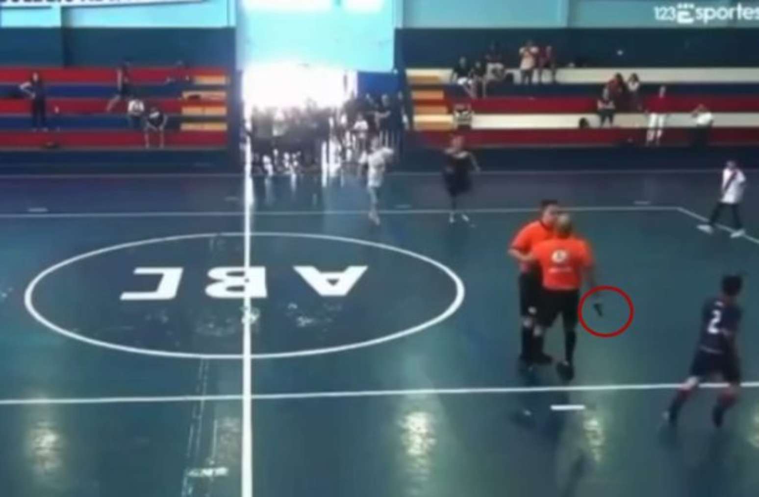 Um &aacute;rbitro de 55 anos sacou uma arma durante um jogo de futsal sub-12 &ndash;