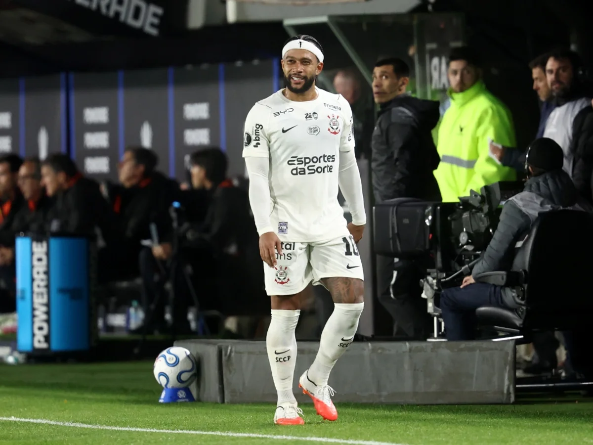Estudiantes pede punição a Memphis Depay por gesto obsceno na Libertadores