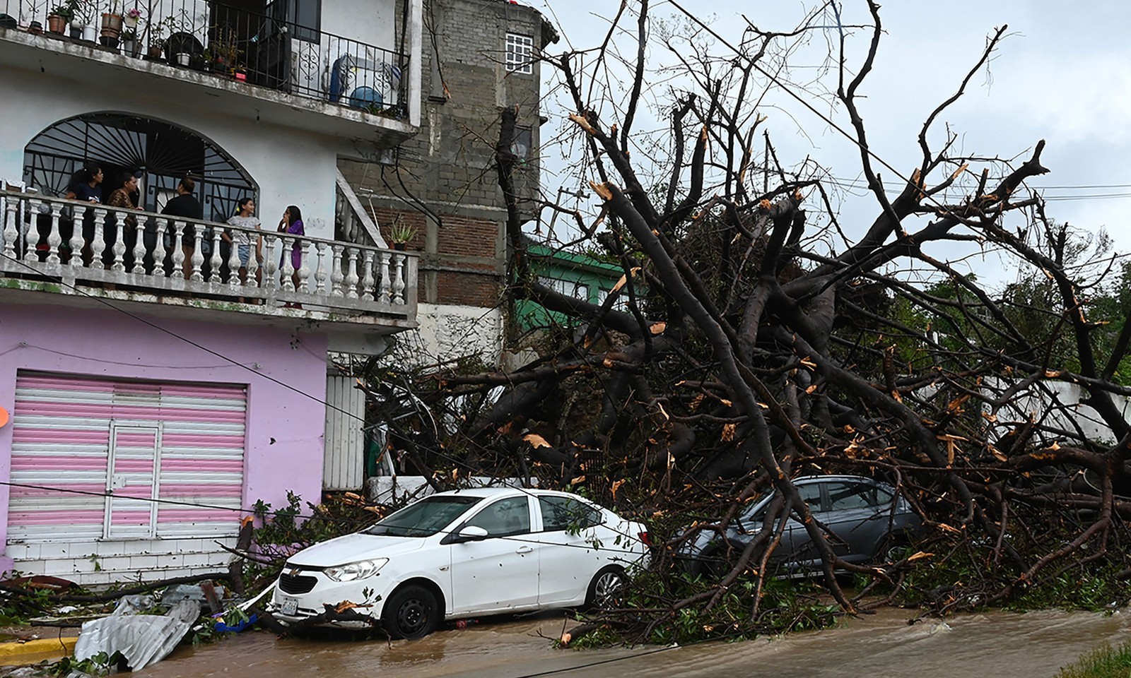 Vista dos danos causados após a passagem do furacão Otis em Acapulco, estado de Guerrero, México — Foto: Francisco ROBLES/AFP