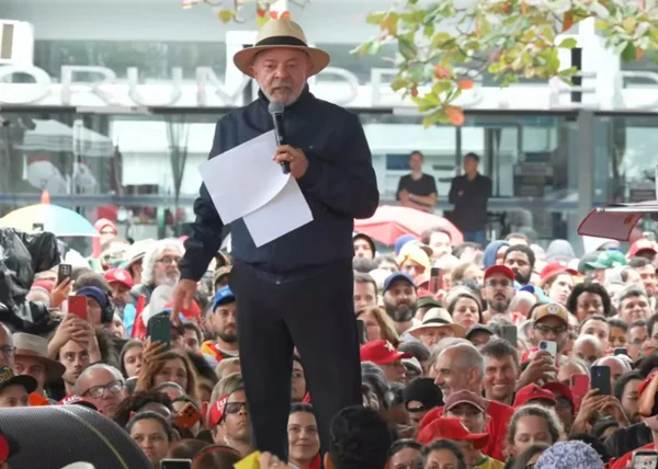 Em SC, Lula cobra apoio do agronegócio: "Deveriam se ajoelhar para mim"