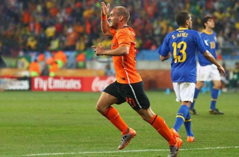 Sneijder leiloa bola de jogo contra o Brasil e medalha de 2014