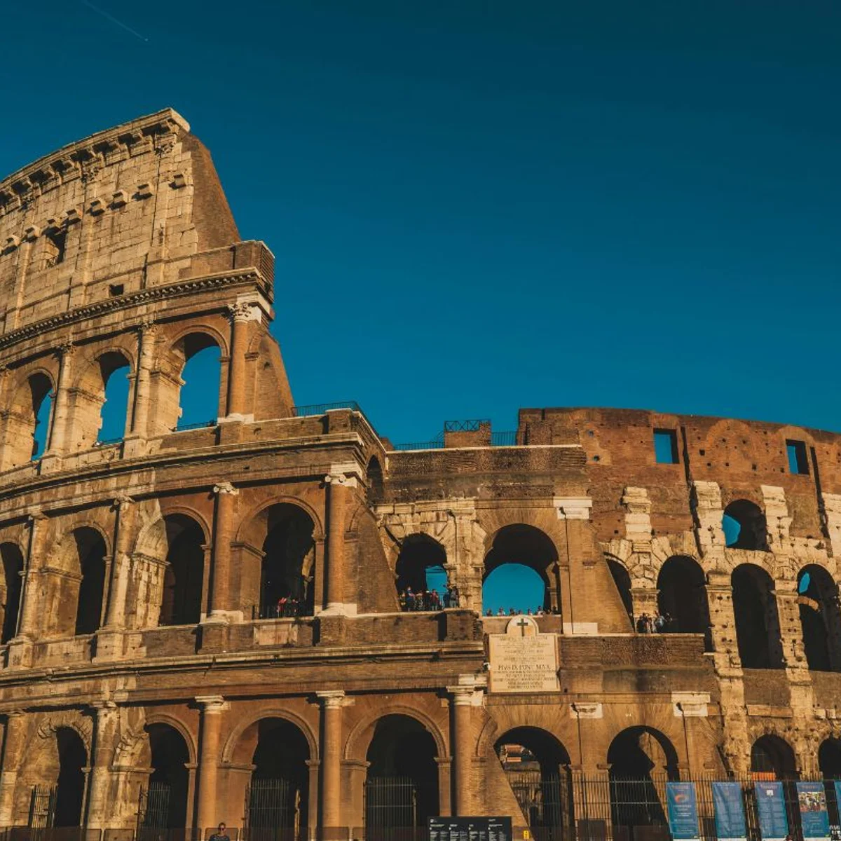Itália estuda multar pedestre que atravessar rua olhando para o celular