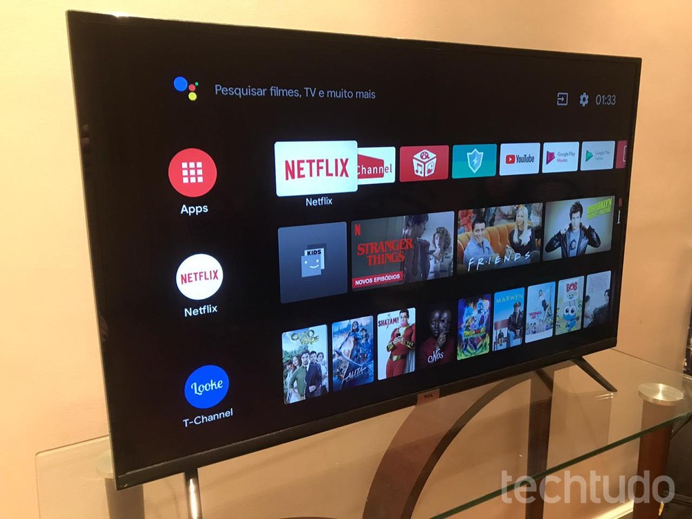 Android TV conta com diversos recursos nas TV da TCL — Foto: Yuri Hildebrand/TechTudo