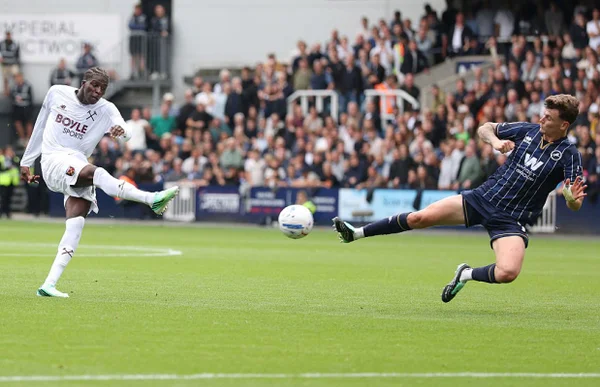 Em 100º clássico, Milwall e West Ham empatam em 2 x 2, no The Den - destaque galeria