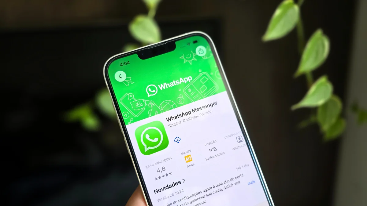 Celular com o WhatsApp na App Store