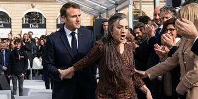 Macron tentou um contato mais próximo com Catherine Ringer, mas levou um fora na frente de convidados e da imprensa Foto: Reprodução/YouTube (imagem melhorada com IA)