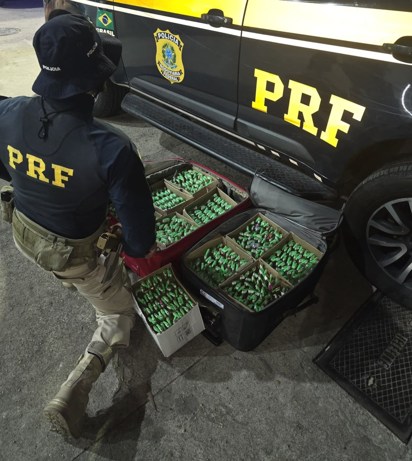 Agentes da PRF apreenderam muitos frascos de lança-perfume durante fiscalização na rodovia Reprodução/PRF
