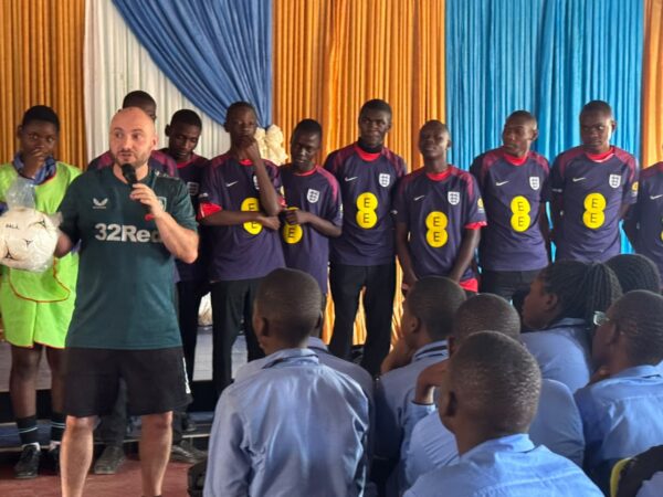 20 bolsas de estudo disponíveis, enquanto a Escola Magodi recebe ex-jogador do Sunderland