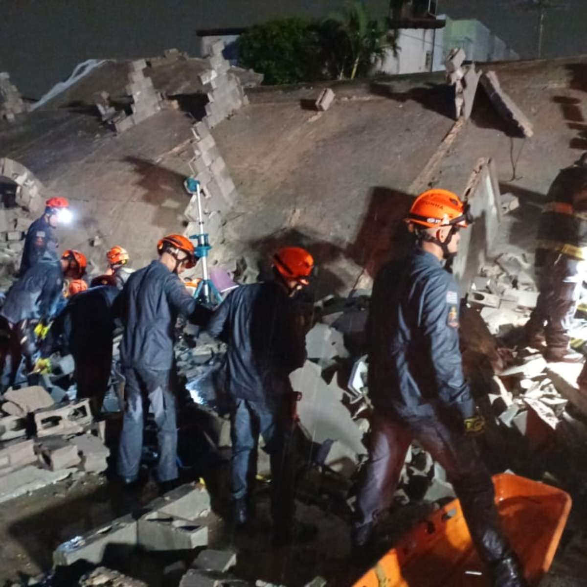 Prédio em construção desaba sobre casa sobre casa e deixa 2 mortos em SP