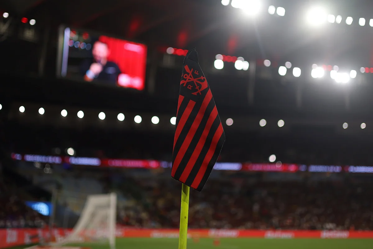 Foto colorida de bandeira do Flamengo - Metrópoles