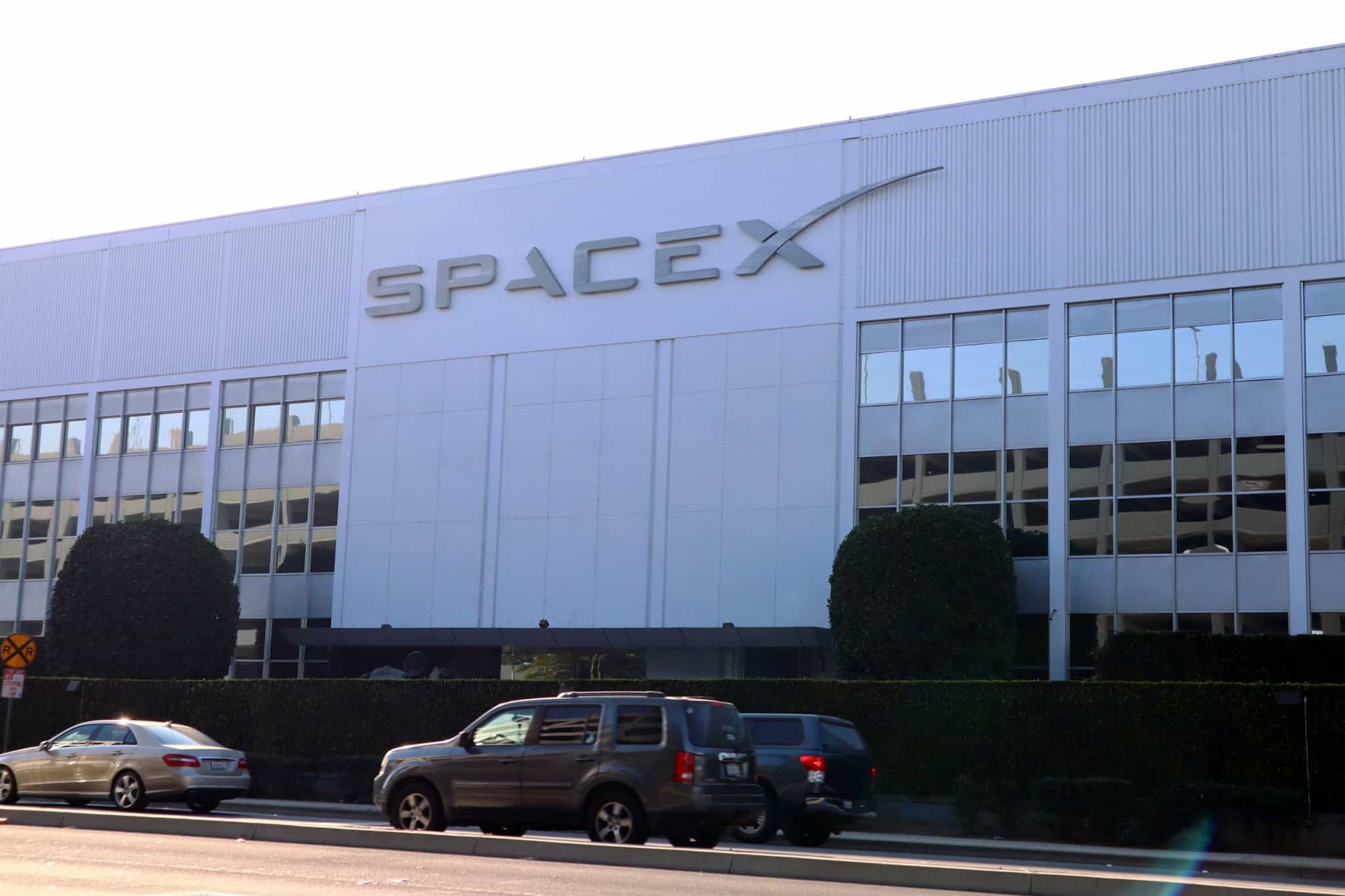 Prédio da SpaceX com logotipo na frente