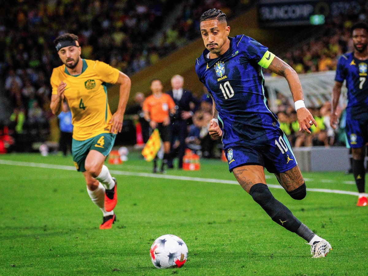 Raphinha é cortado da seleção brasileira após exame apontar edema na coxa direita