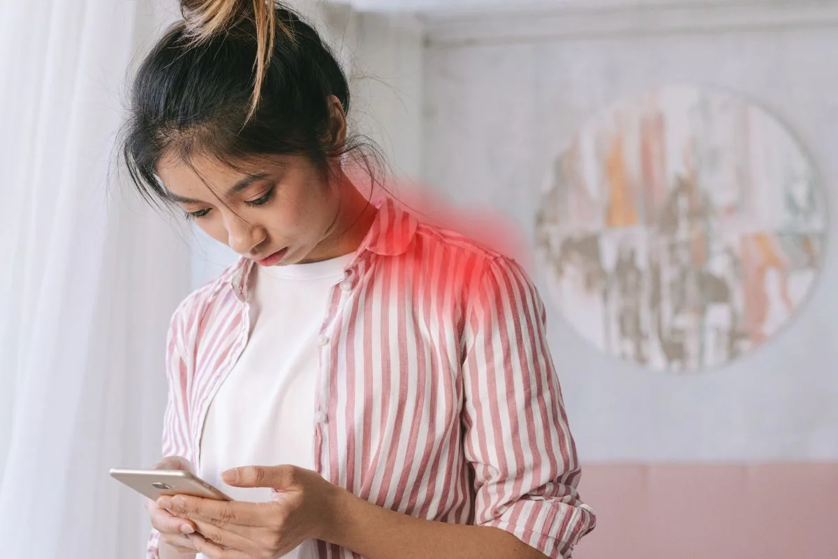 Uso prolongados do celular pode sobrecarregar ombros, pescoço e coluna
