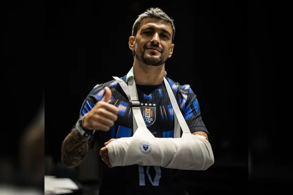Seleção uruguaia presta apoio a Arrascaeta após lesão: "Voltará"