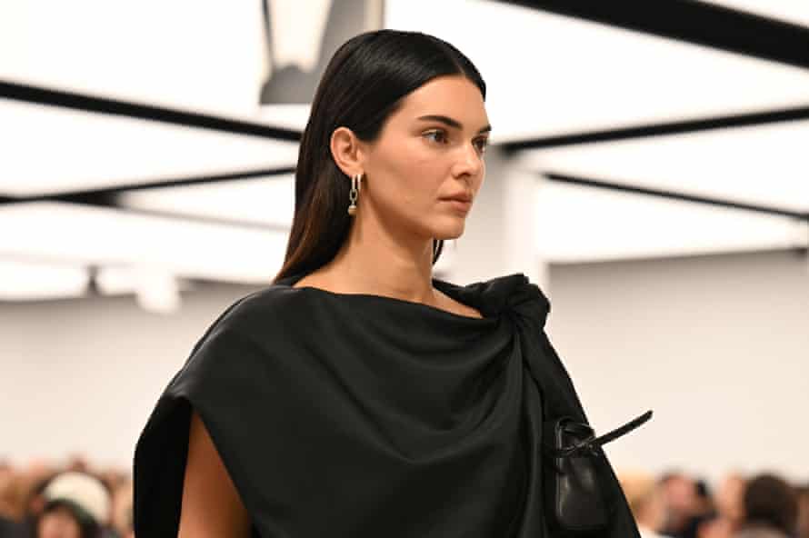 Com turbulências por todos os lados, a Armani joga com segurança e tranquilidade em Milão