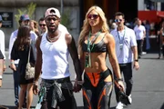Lewis Hamilton posa com Vini Jr., mas ignora Virginia e gera reações