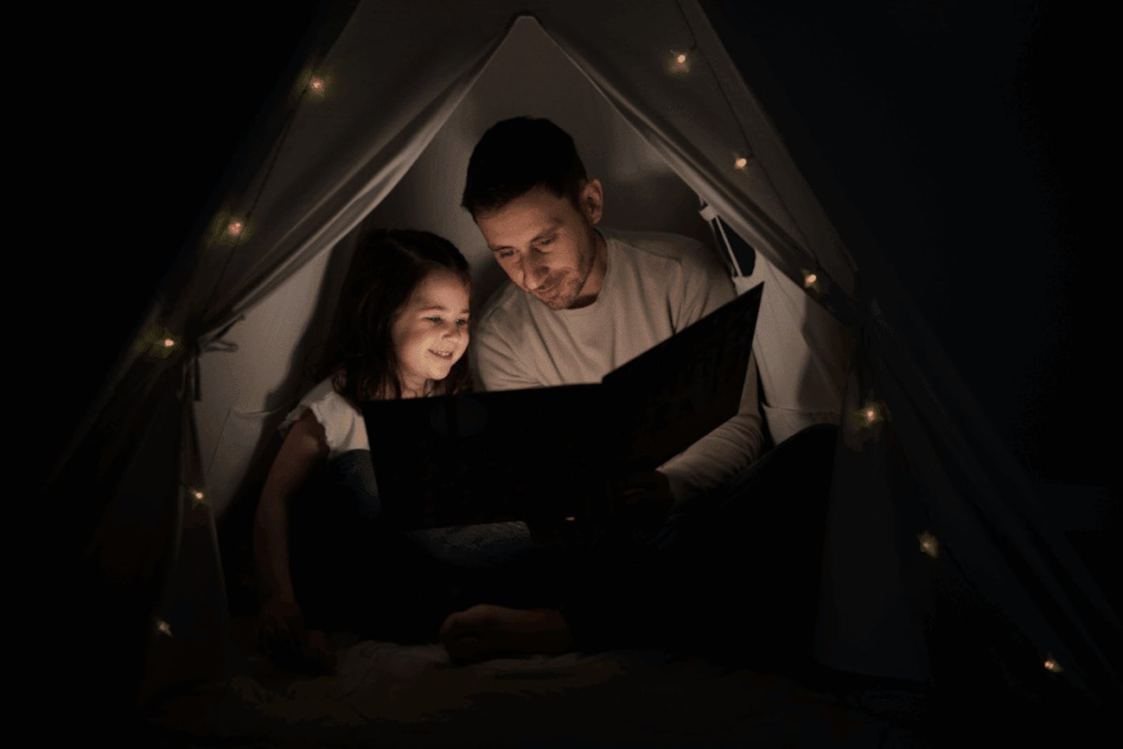 O momento de leitura pode ajudar a desacelerar após um dia de atividades Imagem: asilopezfotografia | Shutterstock