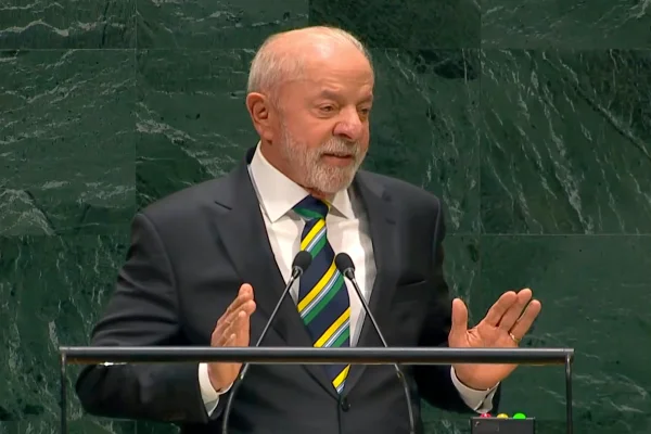 "Não precisamos de porta-aviões nas nossas águas", diz Lula na ONU