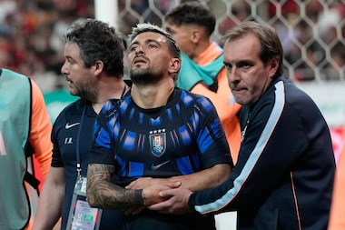 Arrascaeta sofre fratura no punho em jogo do Uruguai, passará por cirurgia e preocupa o Flamengo