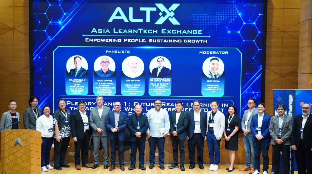 From left to right, our speakers include: Keith Ng, Dr Patrick Chin, Sharon Teh, Soo Hoo Yoon Hunn, Loi Yaw Yuen, Donald H Taylor, Nick Gonios, Kelvin Loh, Nik Hishamuddin, Tery Chua, Andy Andrews, Jaxton Cheah, Maria Khor, Steven Tok, Kevin Chan, Prof. Dr. Abdul Karim and Hasnain Zafar.