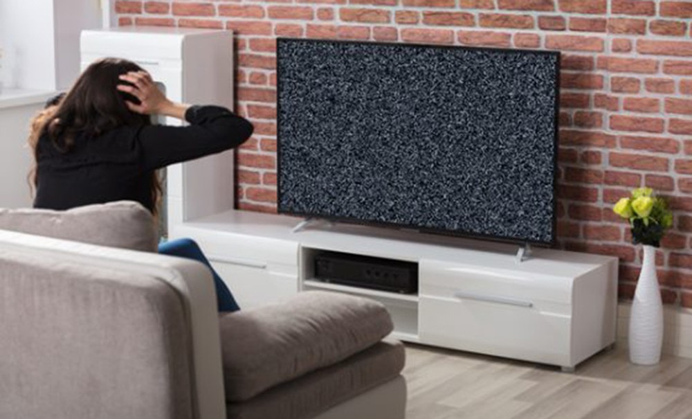 Bater o pressionar com força demais a tela pode causar defeito no aparelho — Foto: Reprodução/Redes Sociais