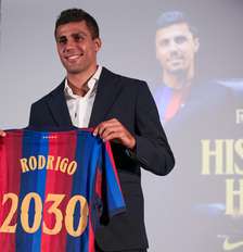 Rodri durante apresentação ao Barcleona - Foto: Eric Alonso/Getty Images / Esporte News Mundo