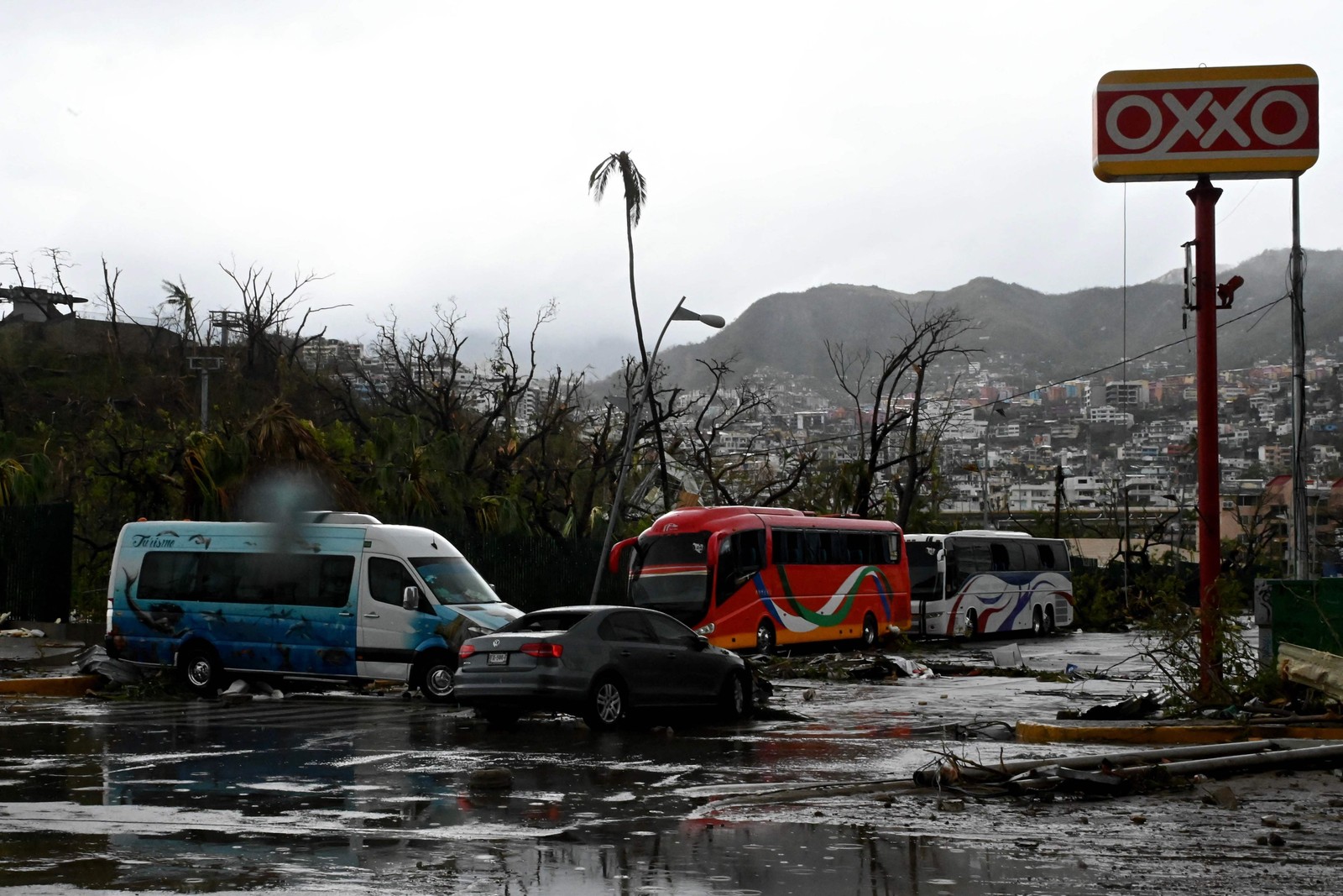 Vista dos danos causados após a passagem do furacão Otis em Acapulco, estado de Guerrero, México — Foto: FRANCISCO ROBLES/AFP