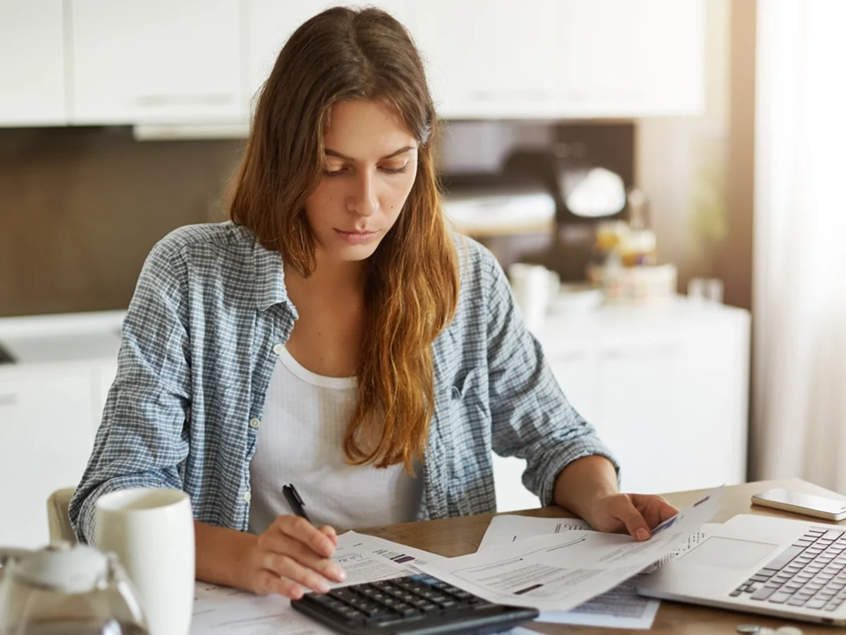 É o salário chegando e o boleto levando (por Roberto Caminha Filho)