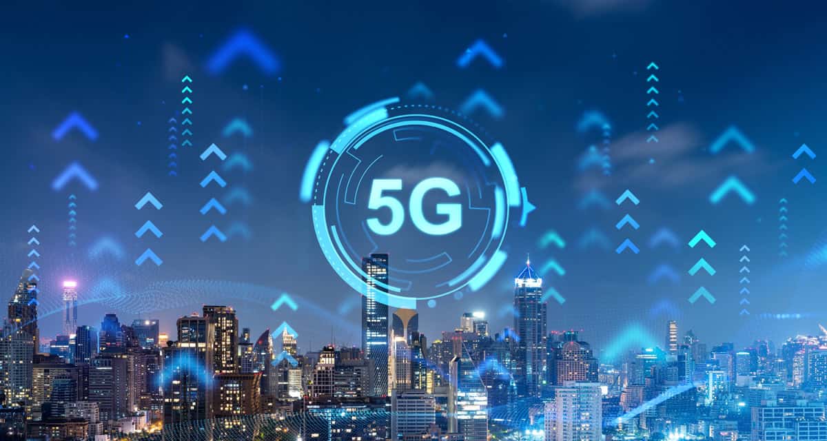 Conceito de cidade inteligente, tecnologias futuristas e conexão global.
