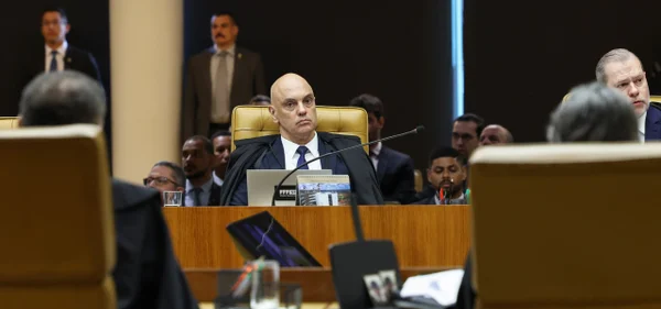 Crise no STF vira "ganha-ganha" para Flávio Bolsonaro, avaliam aliados