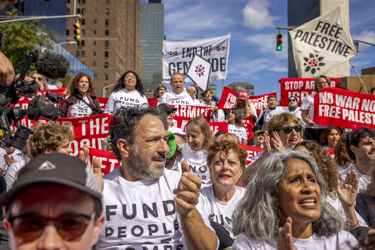 A atriz e ativista Susan Sarandon (centro) participa de um protesto com o grupo Voz Judaica pela Paz durante um bloqueio em frente &agrave; Assembleia Geral das Na&ccedil;&otilde;es Unidas