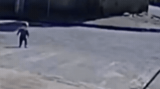 Bebê de 1 ano e 6 meses deixa creche sozinho e vai andando até trabalho da mãe em SC; veja vídeo