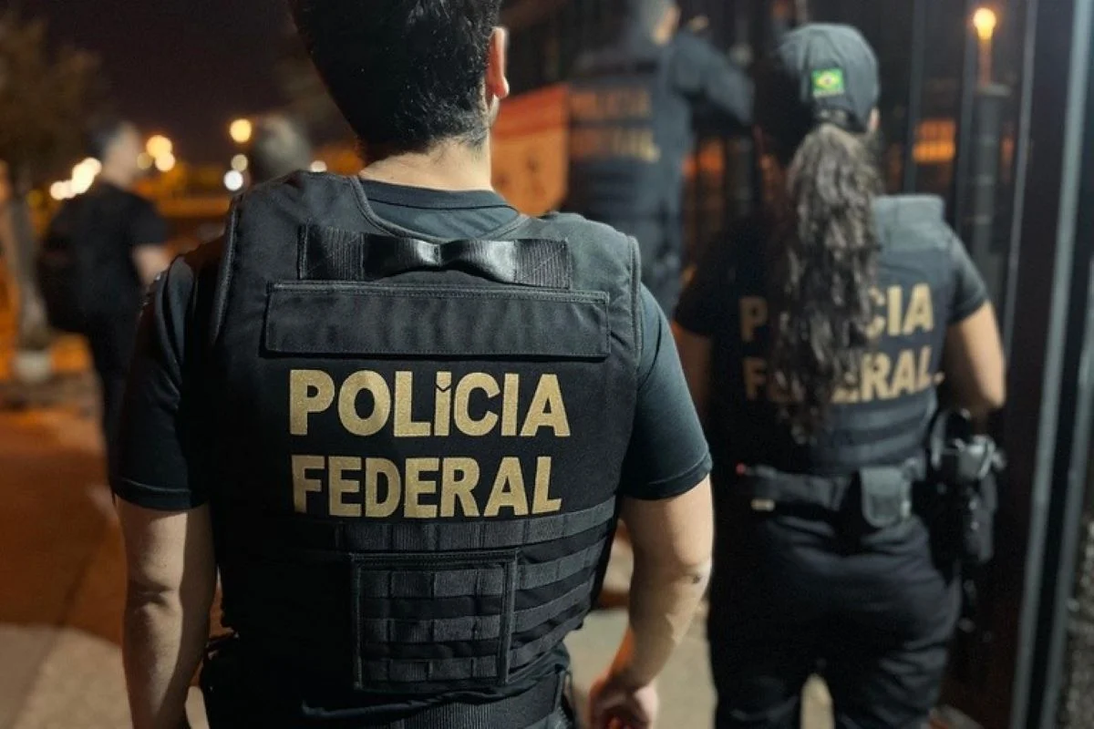 Imagens coloridas mostram dois agentes da Polícia Federal, com coletes da instituição, em cena noturna