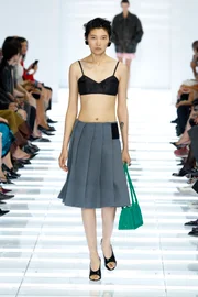 Prada faz das saias protagonistas em coleção que celebra o imperfeito