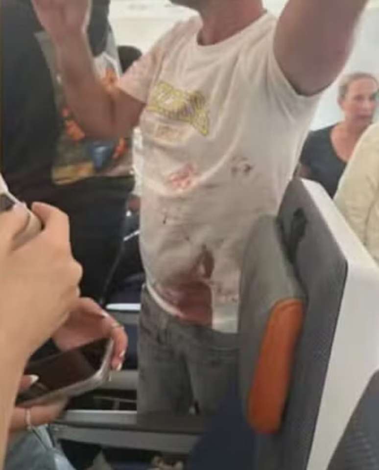 Emirados afirmam que copiloto atacou piloto com machado de emergência em ato 'terrorista'