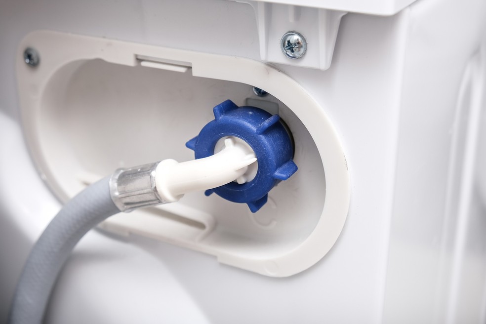 Máquina de lavar vazando água por baixo: veja 6 motivos e como resolver