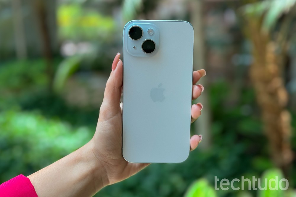 iPhone 15 Plus mantém autonomia de destaque mesmo após três anos do lançamento e aparece entre os modelos mais eficientes da Apple — Foto: Isadora Lima/TechTudo
