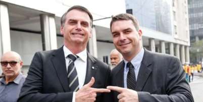 Jair e Fl&aacute;vio Bolsonaro (PL) lado a lado Foto: Reprodu&ccedil;&atilde;o