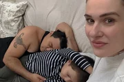 Esposa de Renner mostra momento em família: "Mundo lá fora pode esperar"